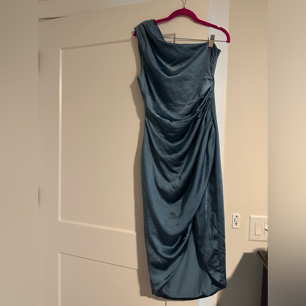 Cassini Dress
ELLIATT

Color: Blue
Size: M